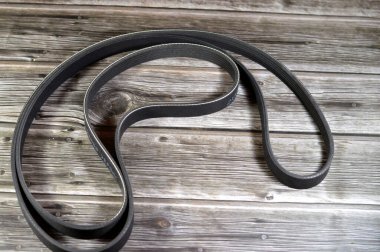Kahire, Mısır, 15 Kasım 2024: KIA ve Hyundai otomobilleri için hakiki tırtıklı kemer v, KIA Ribbed Belt-V, kemer iki veya daha fazla dönen şaftı mekanik olarak bağlamak için kullanılan esnek materyal döngüsüdür.