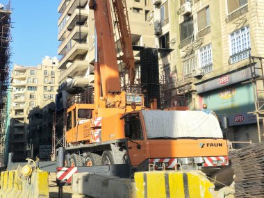 Kahire, Mısır, 14 Kasım 2024: Yapım aşamasındaki demiryolu istasyonunda farklı amaçlar için ağır inşaat araçları, Kahire tek raylı tek hatlı hızlı ulaşım sistemi