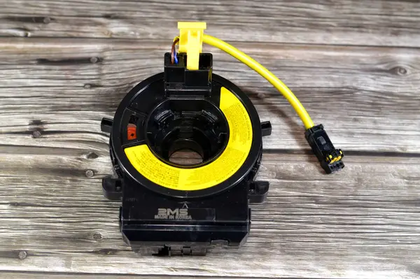 Kahire, Mısır, 15 Kasım 2024: KIA Cerato otomobili için BMS hava yastığı spiral saat yayı, dönen bir eksende enerji depoluyor, spiral şekilli bir kablo yarasından oluşur