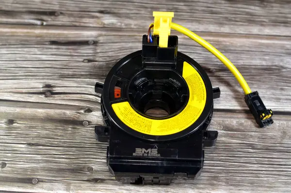 Kahire, Mısır, 15 Kasım 2024: KIA Cerato otomobili için BMS hava yastığı spiral saat yayı, dönen bir eksende enerji depoluyor, spiral şekilli bir kablo yarasından oluşur