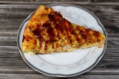 Barbekü pizzalı tavuk, soslu tavuk, biber, mozarella, barbekü sosu, İtalyan mutfağı yemekleri, fast food konsepti, fırında taze pizza.