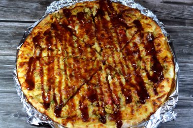 Barbekü pizzalı tavuk, soslu tavuk, biber, mozarella, barbekü sosu, İtalyan mutfağı yemekleri, fast food konsepti, fırında taze pizza.