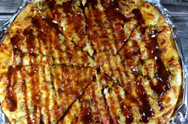 Barbekü pizzalı tavuk, soslu tavuk, biber, mozarella, barbekü sosu, İtalyan mutfağı yemekleri, fast food konsepti, fırında taze pizza.