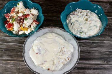 Pastırmalı krem peynir, Yunan salatası ya da horiatiki, domates, salatalık, soğan, feta peyniri, maydanoz ve rokfor peynirli salata ile krem peynirli.