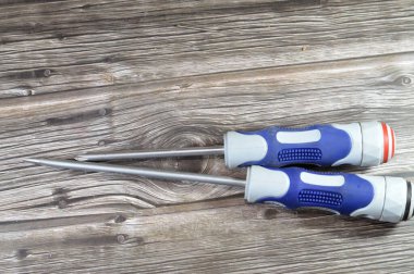 Lastik saplı tornavidalar, vidaları döndürmek için kullanılan bir araçtır, sapı ve şaftı vardır, kullanıcının kolu çevirmeden önce vida başına koyduğu bir uçla biter, seçici odaklanma