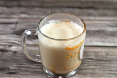 Kremalı köpükle kaplı bir kupa kapuçino geleneksel olarak süt köpüklü mikro köpükle hazırlanmış espresso bazlı kahve içeceği adı Capuchin rahiplerinden geliyor.