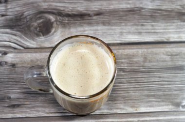 Kremalı köpükle kaplı bir kupa kapuçino geleneksel olarak süt köpüklü mikro köpükle hazırlanmış espresso bazlı kahve içeceği adı Capuchin rahiplerinden geliyor.