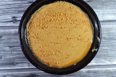 Bisküvi ezmeli puding ve diğer adıyla Riz au lait, Sholezard ve moghli üzerine bisküvi parçaları ve pirinç, süt veya sudan yapılmış mısır unu ve şeker.