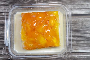 Tres 'in tepesinde taze mango meyveleri yağlı kekler, pan Tres sütü, üç çeşit süte batırılmış sünger keki, buharlaşmış, yoğunlaşmış ve tam yağlı süt, çırpılmış krema, hava kabarcıklı açık kek.