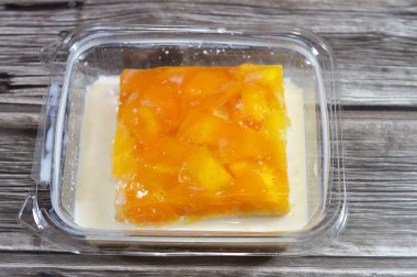 Tres 'in tepesinde taze mango meyveleri yağlı kekler, pan Tres sütü, üç çeşit süte batırılmış sünger keki, buharlaşmış, yoğunlaşmış ve tam yağlı süt, çırpılmış krema, hava kabarcıklı açık kek.