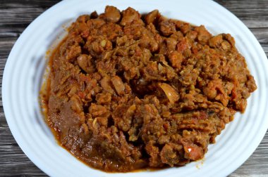 Mısır fasulyeli sığır eti sosisi, ana yemek, Mısır 'da kahvaltıda sandviç, ezilmiş fasulye, sarı mercimek ve buğdayla pişirilmiş, Fava fasulyesi ana yemeği Suhor in Ramazan' da.