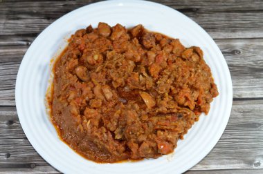 Mısır fasulyeli sığır eti sosisi, ana yemek, Mısır 'da kahvaltıda sandviç, ezilmiş fasulye, sarı mercimek ve buğdayla pişirilmiş, Fava fasulyesi ana yemeği Suhor in Ramazan' da.