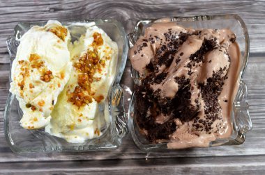 Karışık dondurma, karamel soslu Mistika Mastic Pistachio dondurması, tepesinde şam fıstığı parçaları olan karamelize makarna ve çikolatalı kek ve çikolata parçalı dondurma.