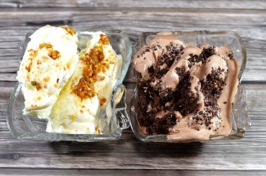 Karışık dondurma, karamel soslu Mistika Mastic Pistachio dondurması, tepesinde şam fıstığı parçaları olan karamelize makarna ve çikolatalı kek ve çikolata parçalı dondurma.