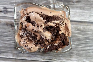 Çikolatalı dondurma, çikolatalı kek ve çikolatalı kek ve çikolatalı kek üzerine sos, yaz ve tatil konsepti, seçici odaklanma.