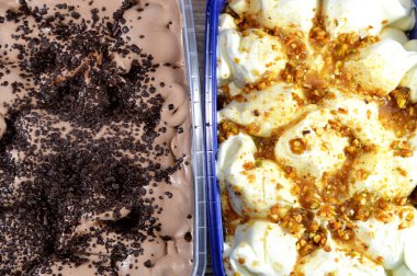 Karışık dondurma, karamel soslu Mistika Mastic Pistachio dondurması, tepesinde şam fıstığı parçaları olan karamelize makarna ve çikolatalı kek ve çikolata parçalı dondurma.