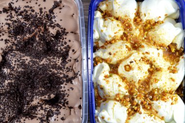 Karışık dondurma, karamel soslu Mistika Mastic Pistachio dondurması, tepesinde şam fıstığı parçaları olan karamelize makarna ve çikolatalı kek ve çikolata parçalı dondurma.