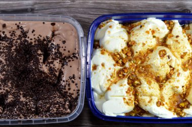 Karışık dondurma, karamel soslu Mistika Mastic Pistachio dondurması, tepesinde şam fıstığı parçaları olan karamelize makarna ve çikolatalı kek ve çikolata parçalı dondurma.