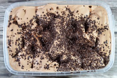 Çikolatalı dondurma, çikolatalı kek ve çikolatalı kek ve çikolatalı kek üzerine sos, yaz ve tatil konsepti, seçici odaklanma.