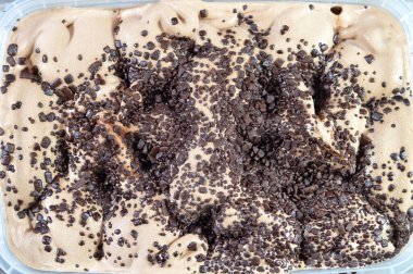 Çikolatalı dondurma, çikolatalı kek ve çikolatalı kek ve çikolatalı kek üzerine sos, yaz ve tatil konsepti, seçici odaklanma.