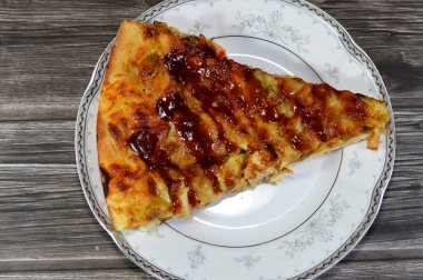 Barbekü pizzalı tavuk, soslu tavuk, biber, mozarella, barbekü sosu, İtalyan mutfağı yemekleri, fast food konsepti, fırında taze pizza.