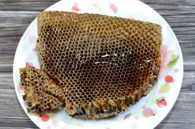 Bal peteği, bal arıları tarafından yuvalarında bal arıları, yumurtalar, larvalar ve pupalar ve bal ve polen depolarından oluşan, seçici odaklı balmumu hücrelerden oluşan bir kütle.