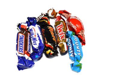 Kahire, Mısır, 24 Kasım 2024: Kutlamalar mini çikolata kutuları, Mars 'ın çeşitli çikolataları, Snicker, Malteser, Bounty, Twix, Milkyway ve Galaxy, kullanışlı katlama kutusuna paketlenmiş