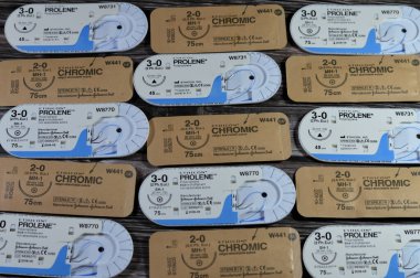 Kahire, Mısır, 13 Ekim 2024: ETHICON Prolene mavisi dikişler 3-0 Polypropilen absorbe edilemez ve Kromik cerrahi dikişler, katgut absorbe edilebilir dikiş, seçici odaklanma