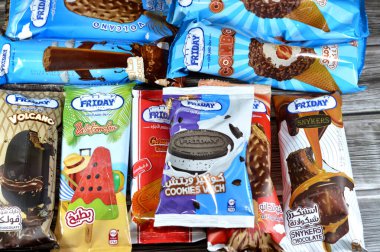 Kahire, Mısır, 26 Ekim 2024: Karışık karamelli Cuma dondurması, çikolata roketi, karpuz çubuğu, kurabiye hangi, volkan çikolatası, karamel bisküvi sandviçi, vanilyalı volkan