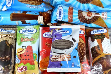 Kahire, Mısır, 26 Ekim 2024: Karışık karamelli Cuma dondurması, çikolata roketi, karpuz çubuğu, kurabiye hangi, volkan çikolatası, karamel bisküvi sandviçi, vanilyalı volkan