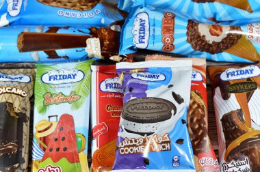 Kahire, Mısır, 26 Ekim 2024: Karışık karamelli Cuma dondurması, çikolata roketi, karpuz çubuğu, kurabiye hangi, volkan çikolatası, karamel bisküvi sandviçi, vanilyalı volkan