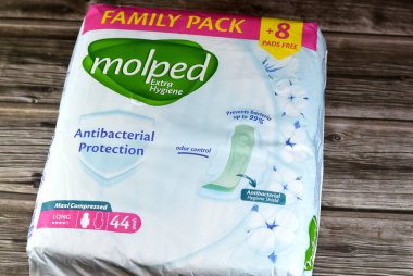 Kahire, Mısır, Kasım 12024: Uzun 44 pedleri antibakteriyel koruma, koku kontrolü, antibakteriyel hijyen kalkanı, kadın pedleri ve kişisel bakım ile yumuşatılmış ekstra hijyen aile paketleri.