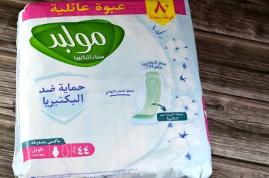 Kahire, Mısır, Kasım 12024: Uzun 44 pedleri antibakteriyel koruma, koku kontrolü, antibakteriyel hijyen kalkanı, kadın pedleri ve kişisel bakım ile yumuşatılmış ekstra hijyen aile paketleri.