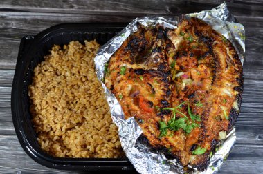 Sinjari Tilapia Balığı, balık yağ ve limonla açılır ve ızgara yapılır veya maydanozlu, domatesli, soğanlı ve küçük karidesli fırında pişirilir.