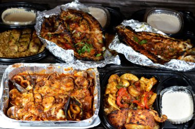 Karışık balık filetosu, karides, kalamar, kalamar yumurtası, balık yumurtası, midye, istiridye, yengeç, kırmızı sos, otlar, Tilapia, Mullet Sinjari Balıkları, sebzeli, kırmızı balık pilavı ve Tahini salatası.