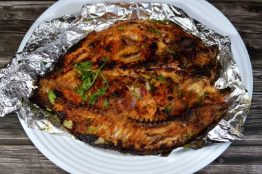 Sinjari Tilapia Balığı, balık yağ ve limonla açılır ve ızgara yapılır veya maydanozlu, domatesli, soğanlı ve küçük karidesli fırında pişirilir ve genellikle kırmızı balıklı pilavla servis edilir.