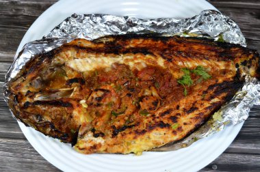 Balık, balık, yağ ve limonla açılır ve ızgarada pişirilir veya sebzeli maydanoz, domates, soğan, yeşil biber ve karides ile fırında pişirilir ve genellikle balık pilavı ile servis edilir.