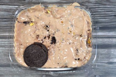 Kremalı, soğuk kurabiye parçaları krema ve çikolatalı dondurmayla doldurulmuş, kakaolu bisküvi parçaları, yaz ve tatil tatlıları konsepti, seçici odaklanma.