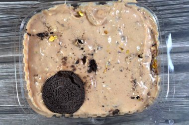 Kremalı, soğuk kurabiye parçaları krema ve çikolatalı dondurmayla doldurulmuş, kakaolu bisküvi parçaları, yaz ve tatil tatlıları konsepti, seçici odaklanma.