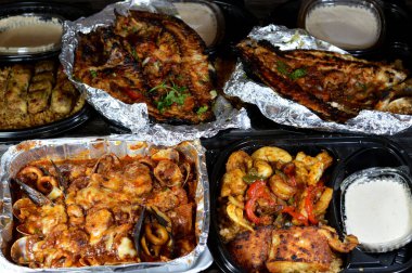 Karışık balık filetosu, karides, kalamar, kalamar yumurtası, balık yumurtası, midye, istiridye, yengeç, kırmızı sos, otlar, Tilapia, Mullet Sinjari Balıkları, sebzeli, kırmızı balık pilavı ve Tahini salatası.