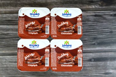 Kahire, Mısır, 25 Kasım 2024: Juhayna çikolatalı puding, Juhayna Food Industries 1983 yılında Mısır 'da kurulmuş bir gıda ve içecek şirketidir.