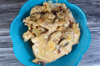 Mantarlı tavuk piccata, yağda veya ghee 'de kızartılmış ince tavuk dilimlerinden yapılmış İtalyan mutfağı, krema, un ve süt ile birlikte, baharatlar ve taze mantar dilimleri ile