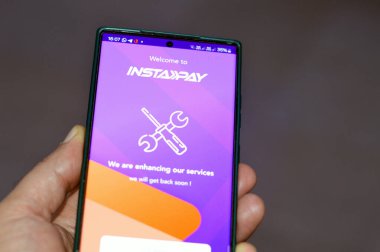 Kahire, Mısır, 28 Kasım 2024: InstaPay iyileştirme hizmetleri güncelleme ekranı, Mısır Merkez Bankası tarafından onaylanmış ve onaylanmış bir ödeme sistemi gerçek zamanlı ödeme hizmeti sunma