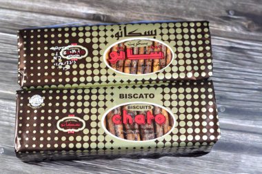 Kahire, Mısır, 25 Kasım 2024: Biscato chato ingiliz tipi çikolatalı bisküvi, çerez olarak çikolata dolu lezzetli bisküvi ve çay saatleri, dengeli tatlı bir tadı, kahvaltıda bisküvi