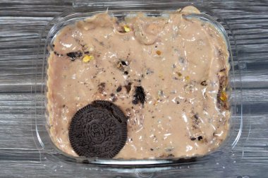 Kahire, Mısır, 25 Kasım 2024: Oreo kremalı soğuk kurabiye parçaları krema ve çikolatalı dondurma ile doldurulmuş, kakaolu bisküvi parçaları, yaz ve tatil tatlısı