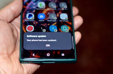 Kahire, Mısır, Aralık 12024: Telefonunuz güncellendi. Samsung Flagship cep telefonları için Samsung yazılım güncellemesi, Galaxy AI One UI güncellemesi.