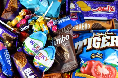Kahire, Mısır, 29 Kasım 2024: Çeşitli çikolatalar, bisküviler, kekler, abur cuburlar ve patates cipsleri, Bimbo, Blazo, haftalık yumurta, kaplan patatesi, Freska çikolataları, Nawaem bisküvileri, bugün bar ve şeker karışımı