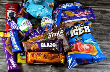 Kahire, Mısır, 29 Kasım 2024: Çeşitli çikolatalar, bisküviler, kekler, abur cuburlar ve patates cipsleri, Bimbo, Blazo, haftalık yumurta, kaplan patatesi, Freska çikolataları, Nawaem bisküvileri, bugün bar ve şeker karışımı