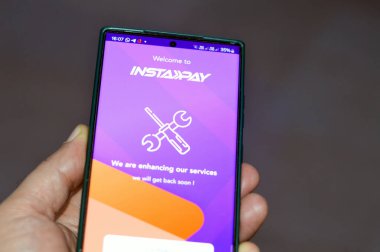 Kahire, Mısır, 28 Kasım 2024: InstaPay iyileştirme hizmetleri güncelleme ekranı, Mısır Merkez Bankası tarafından onaylanmış ve onaylanmış bir ödeme sistemi gerçek zamanlı ödeme hizmeti sunma