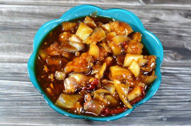 Geleneksel Çin tavuk mutfağının arka planı soya soslu pişirilmiş tavuk parçaları, dolmalık biber, biber, soğan ve soya soslu baharatlar.